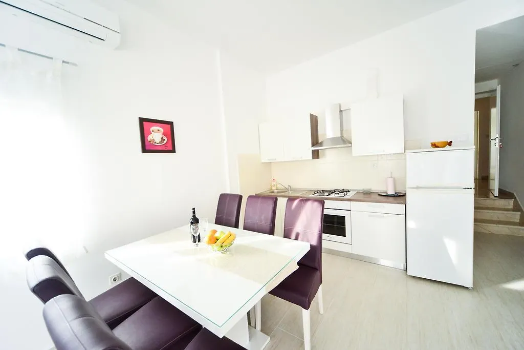 Apartments Valentina Petrčane 0*,