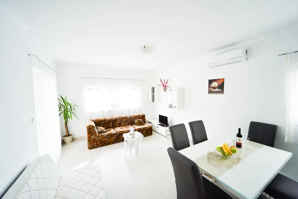 Apartments Valentina Petrčane