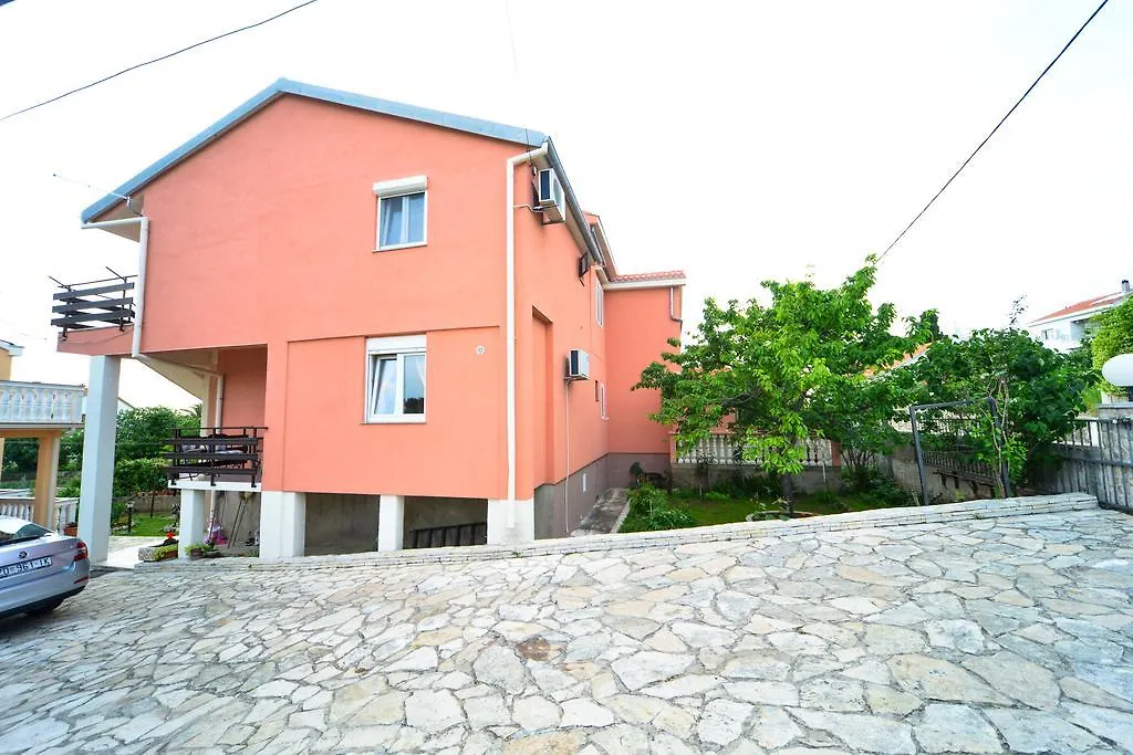 Apartments Valentina Petrčane 0*,